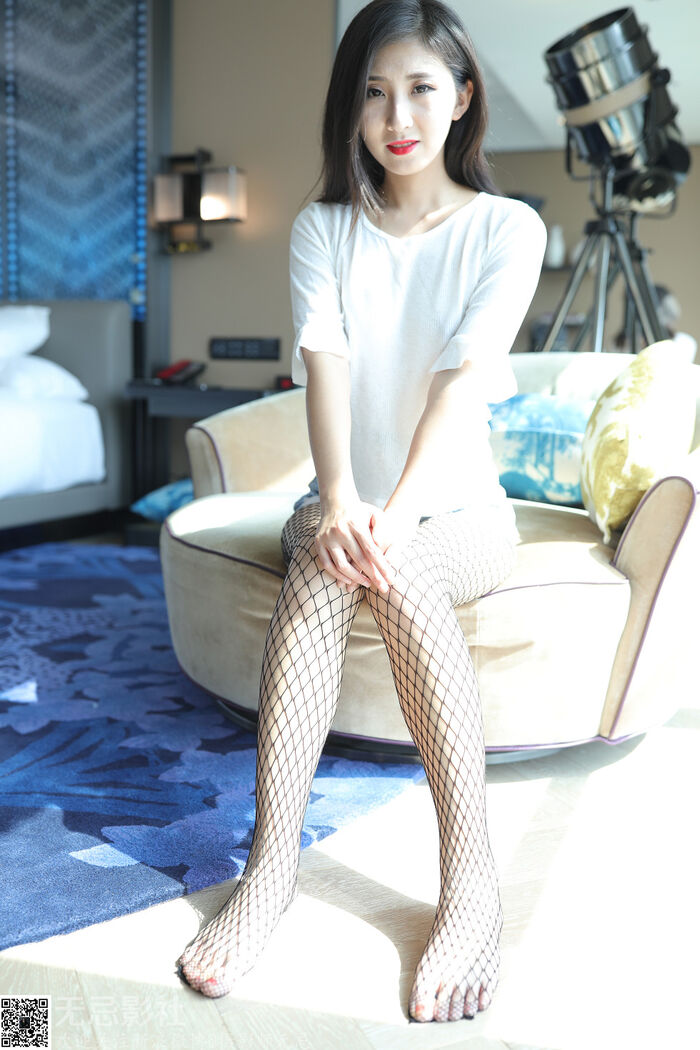 [无忌影社]5月众筹作品之2模特朱莉居家牛仔热裤无内黑网裤袜露毛诱惑写真54P 24th image