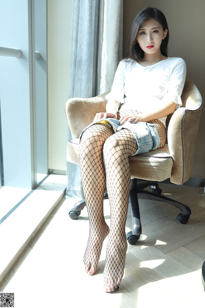 [无忌影社]5月众筹作品之2模特朱莉居家牛仔热裤无内黑网裤袜露毛诱惑写真54P 39th image