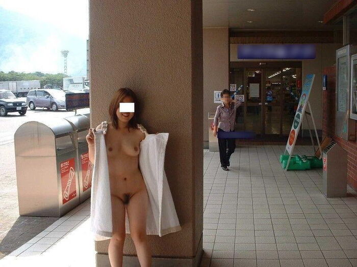 わざわざ人前で服を脱いで裸になっちゃう露出狂の変態素人娘たち 10th image