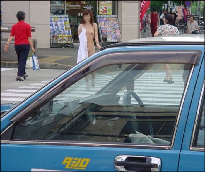 わざわざ人前で服を脱いで裸になっちゃう露出狂の変態素人娘たち 19th image