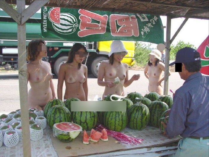 わざわざ人前で服を脱いで裸になっちゃう露出狂の変態素人娘たち 8th image