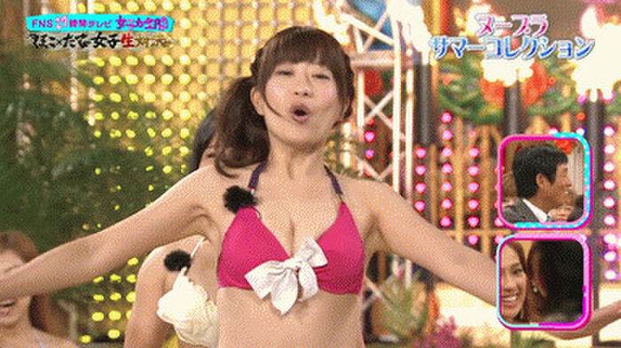 49 Valley Erotic GIF Images! Summary of the tight cleavage of happening breast fliers and busty gradles seen on TV 36th image