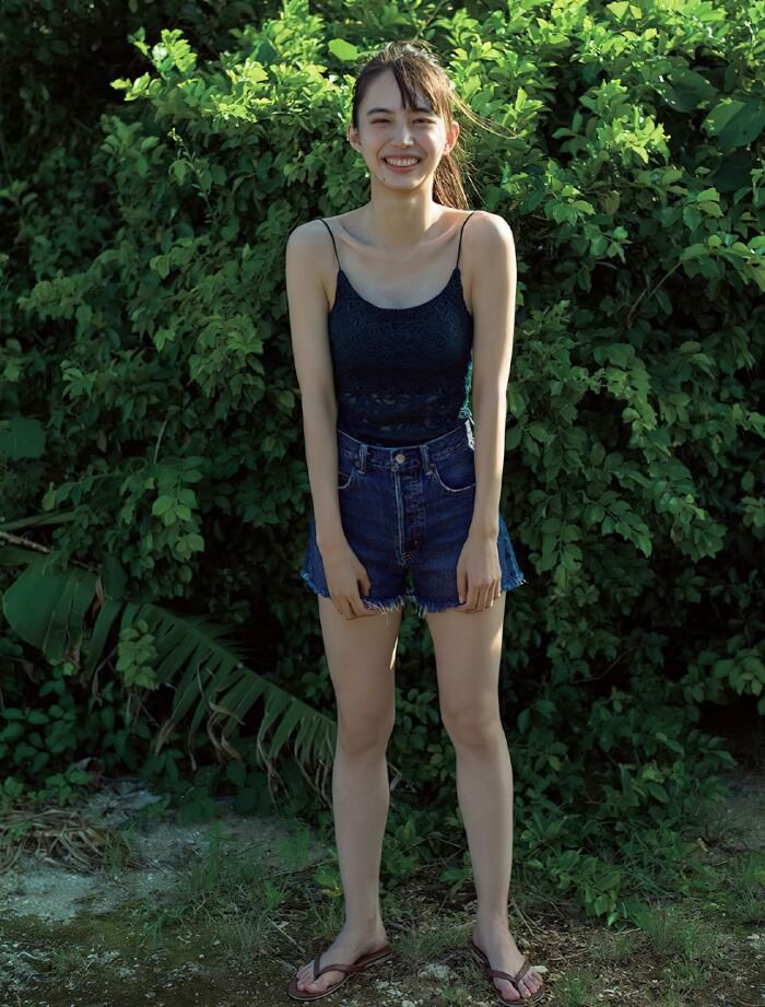 【井桁弘恵の高画質エロ画像337枚】人気モデルのスレンダーなくびれと美脚を愛でるグラビア 27th image