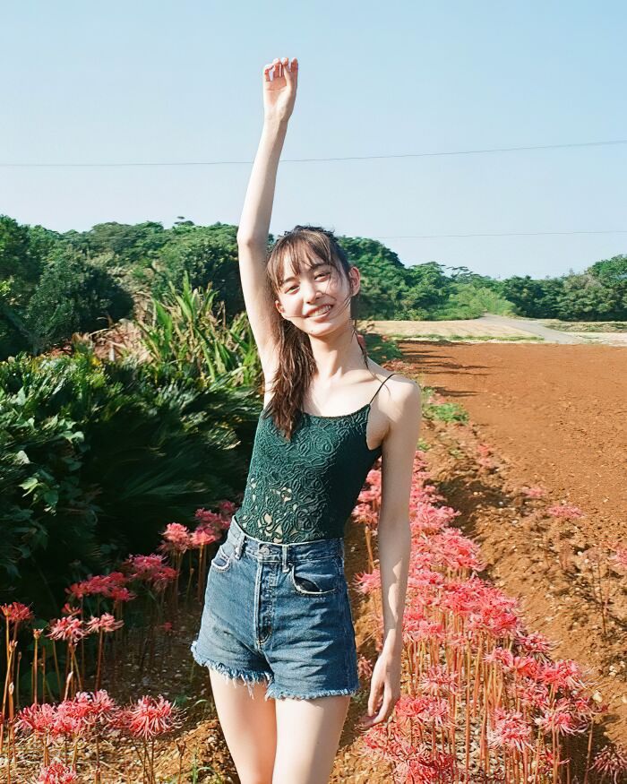 【井桁弘恵の高画質エロ画像337枚】人気モデルのスレンダーなくびれと美脚を愛でるグラビア 50th image