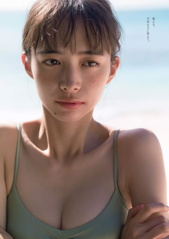 【井桁弘恵の高画質エロ画像337枚】人気モデルのスレンダーなくびれと美脚を愛でるグラビア 56th image