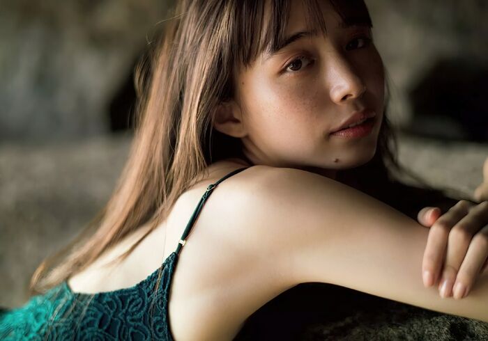 【井桁弘恵の高画質エロ画像337枚】人気モデルのスレンダーなくびれと美脚を愛でるグラビア 58th image