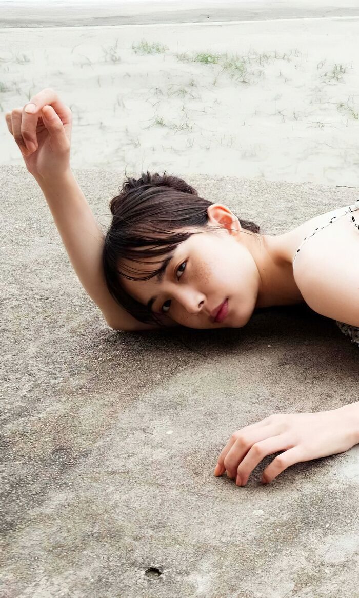 【井桁弘恵の高画質エロ画像337枚】人気モデルのスレンダーなくびれと美脚を愛でるグラビア 73th image