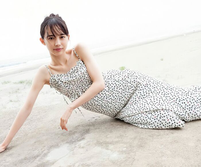 【井桁弘恵の高画質エロ画像337枚】人気モデルのスレンダーなくびれと美脚を愛でるグラビア 75th image