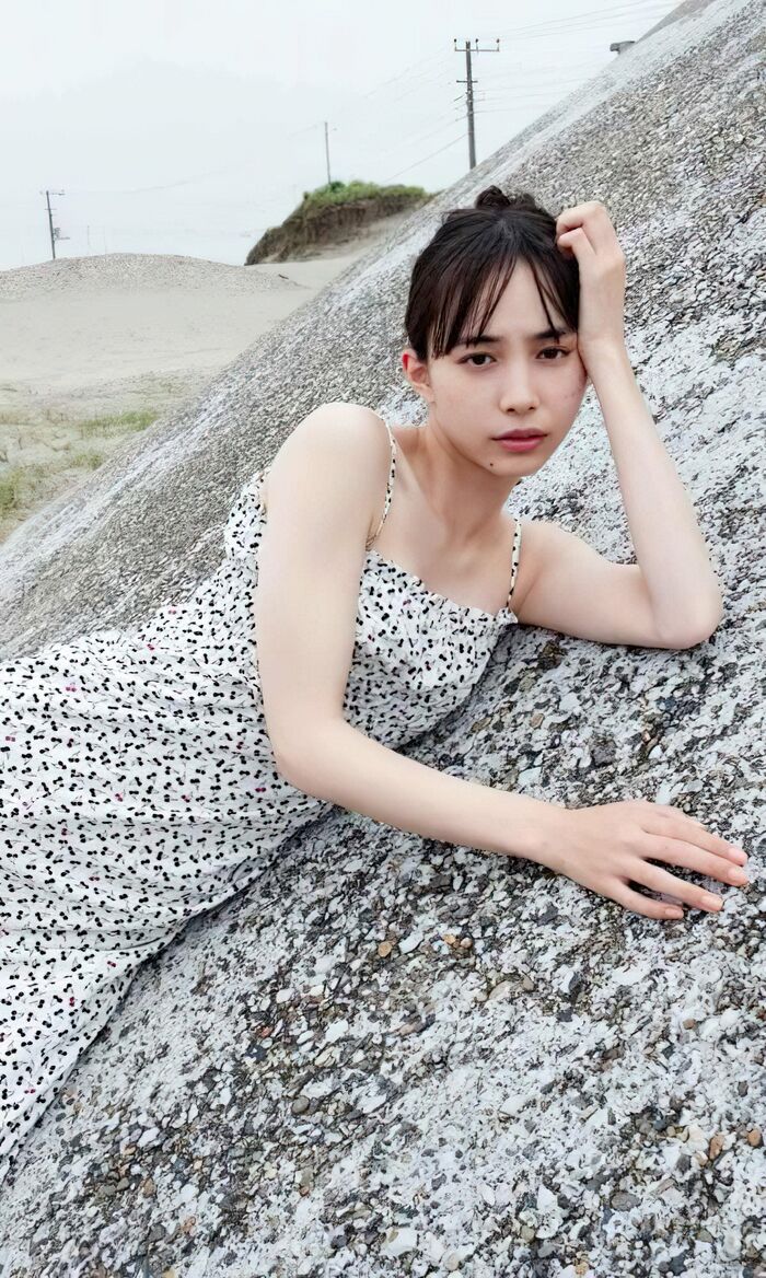 【井桁弘恵の高画質エロ画像337枚】人気モデルのスレンダーなくびれと美脚を愛でるグラビア 76th image