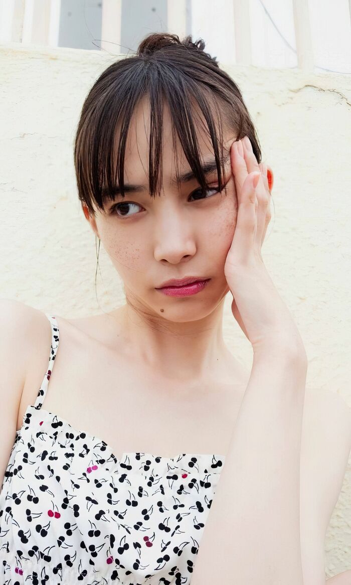 【井桁弘恵の高画質エロ画像337枚】人気モデルのスレンダーなくびれと美脚を愛でるグラビア 77th image