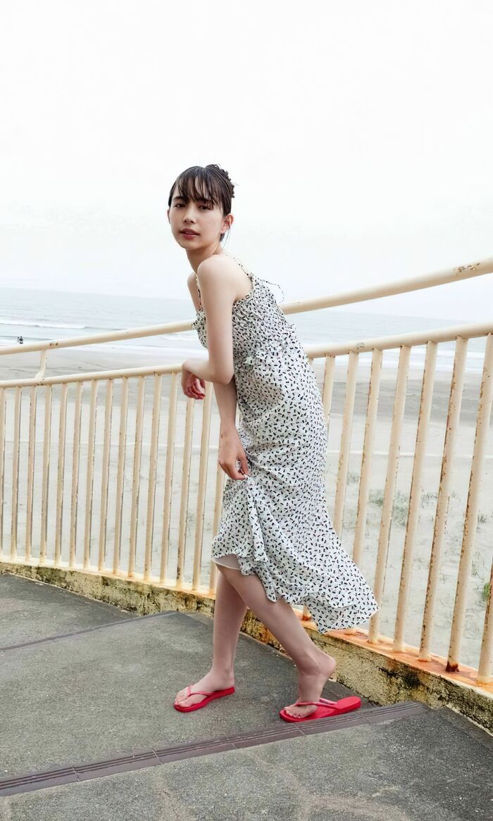 【井桁弘恵の高画質エロ画像337枚】人気モデルのスレンダーなくびれと美脚を愛でるグラビア 79th image