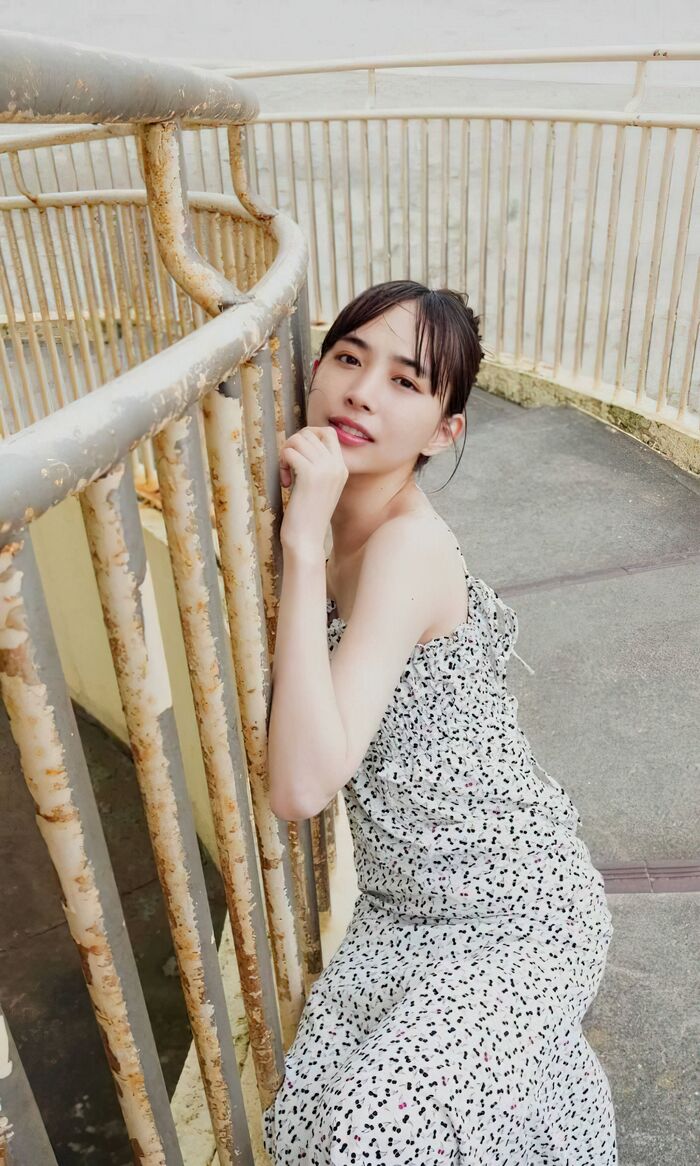 【井桁弘恵の高画質エロ画像337枚】人気モデルのスレンダーなくびれと美脚を愛でるグラビア 80th image