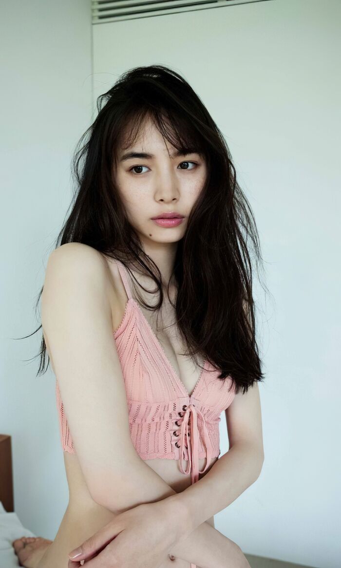 【井桁弘恵の高画質エロ画像337枚】人気モデルのスレンダーなくびれと美脚を愛でるグラビア 84th image