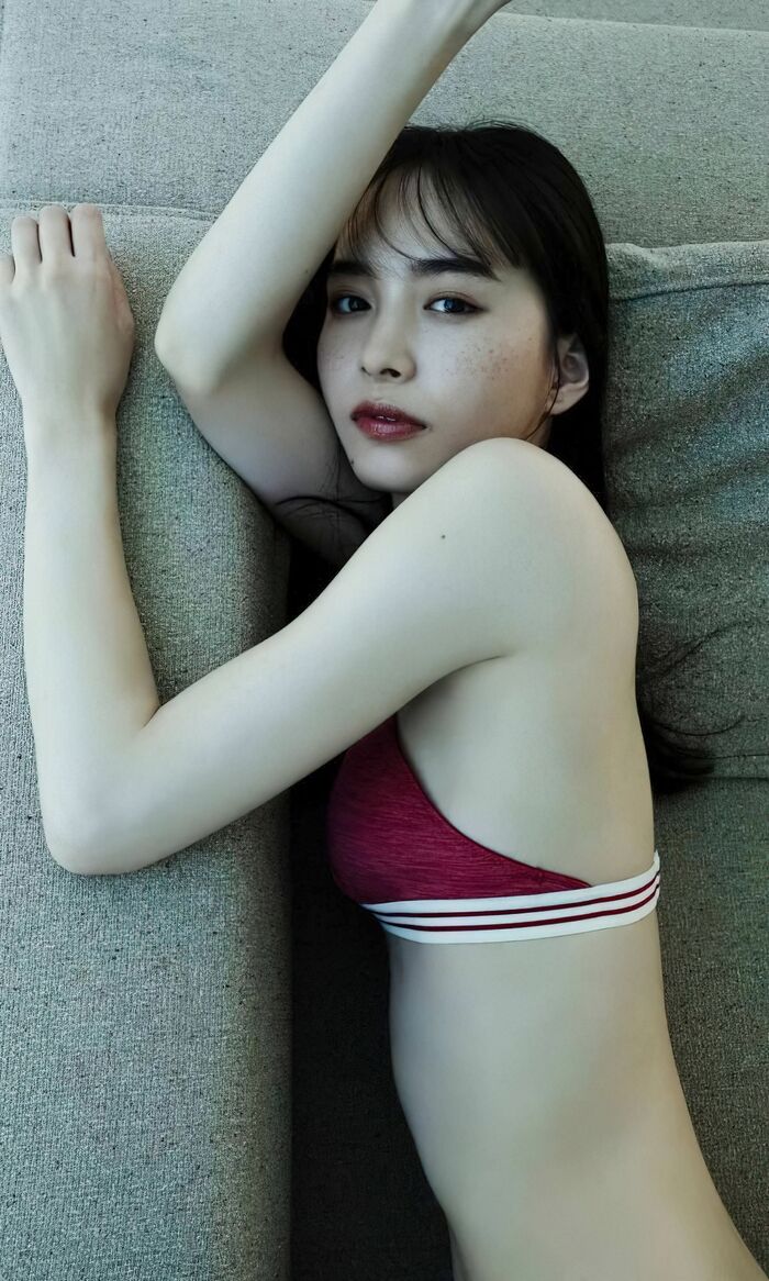 【井桁弘恵の高画質エロ画像337枚】人気モデルのスレンダーなくびれと美脚を愛でるグラビア 96th image