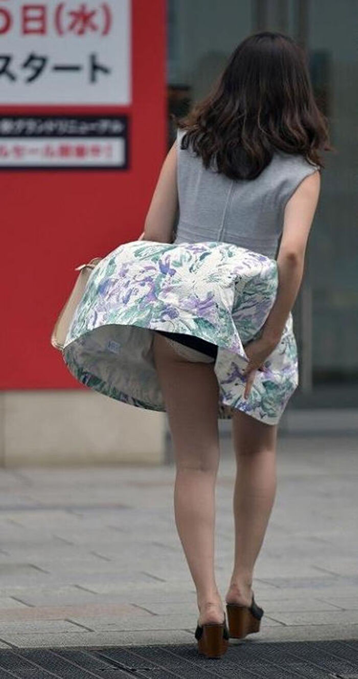 【パンチラエロ画像】偶発的に見つけた女の子のパンチラ画像がめっちゃシコ！ 2th image