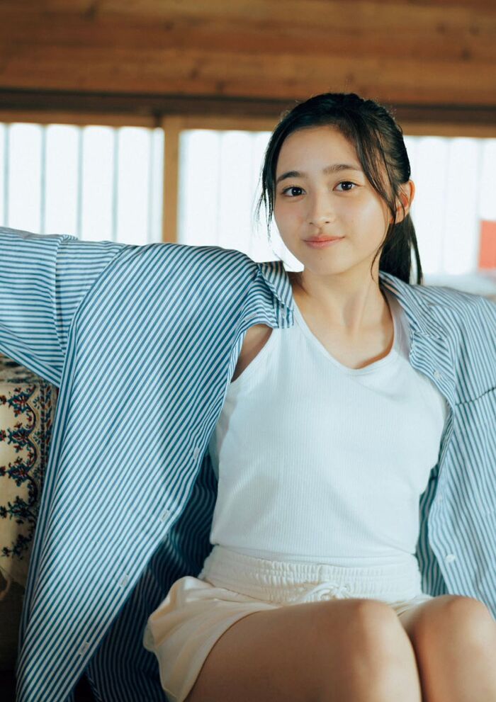 A gem of the 5th class student! Nogizaka 46 Kazu Inoue (17) shows off his stunning beauty full of transparency in his first appearance in 'Weekly Pre' gravure! 2th image