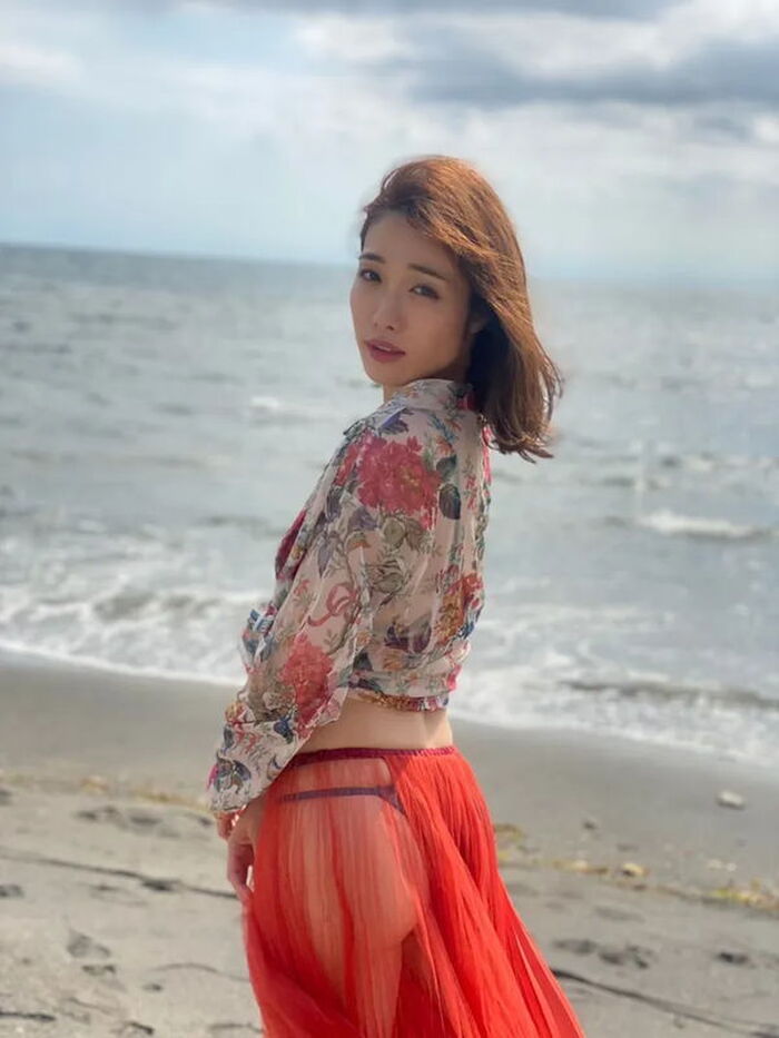 女優・グラビアアイドルとして活動する傍ら小説家としての顔も持つ今野杏南が官能フォトノベルに挑戦することにww 3th image
