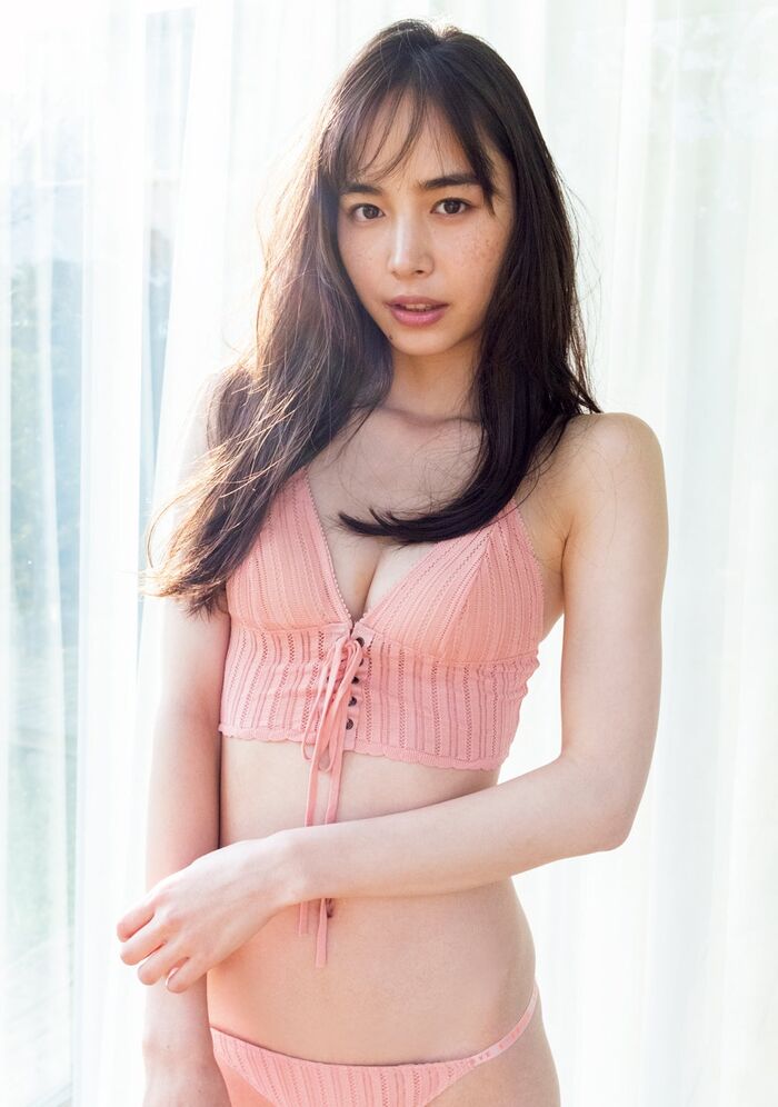 Actress Hiroe Igata, constricted swimsuit gravure image is too sexy ww boldly showed off her outstanding style bikini figure in the week pre-appearance for the first time in about a year! 17th image