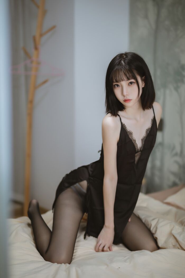 网络美女许岚LAN黑色蕾丝寝衣主题性感黑色吊带配超薄黑丝秀翘臀美腿诱惑Photo 40P 16th image