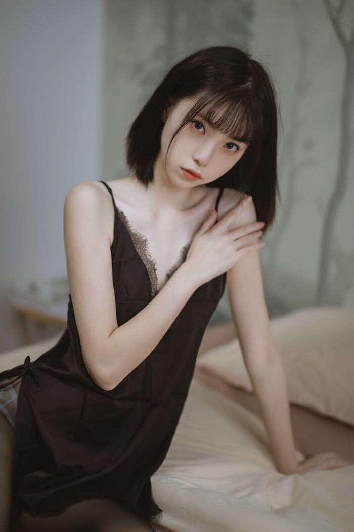 网络美女许岚LAN黑色蕾丝寝衣主题性感黑色吊带配超薄黑丝秀翘臀美腿诱惑Photo 40P 2th image