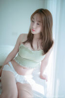 [RUISG瑞丝馆]VOL.080_嫩模风衣月Lucy私房床上性感内衣配白色腿袜清爽迷人写真46P