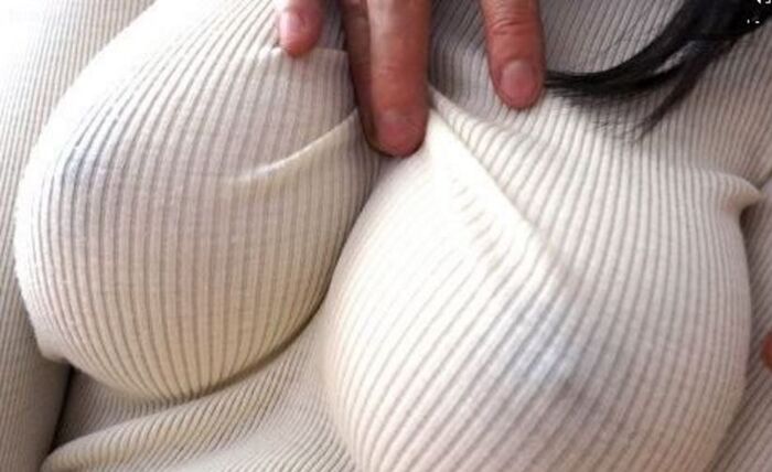 【Boobs】 The nipple rubbed against the fiber of the sweater and became even more erect! Completely breast-pochi, sheer nipple state too erotic no-bra knit boob image collection ww [80 photos] 6th image