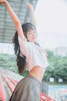 萌系小姐姐木绵绵OwO灰色JK主题户外观众席百褶裙下性感白丝秀美腿诱惑写真38P
