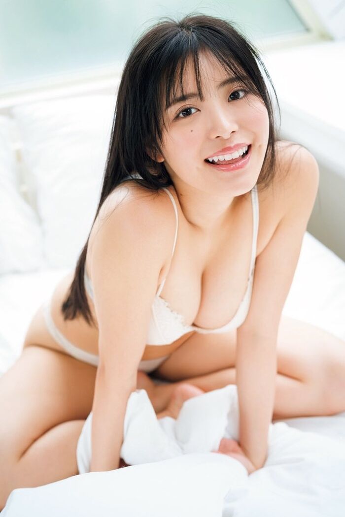 G-cup college girl Hana Takeuchi, lingerie gravure boldly shows off her ideal muchi body in ww Weekly FLASH which is too sexy! 3th image