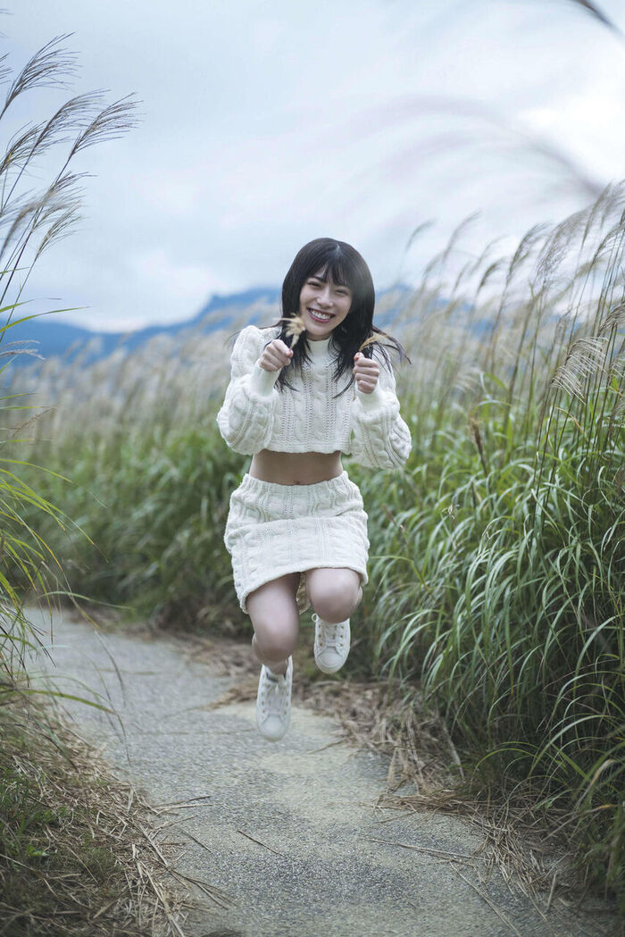 猫のような可愛らしさ！日向坂46 東村芽依（23）、“やんちゃ”な水着姿初解禁！ 2th image