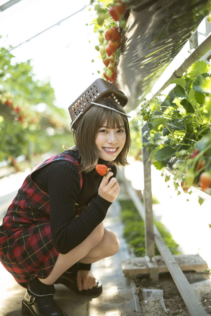 猫のような可愛らしさ！日向坂46 東村芽依（23）、“やんちゃ”な水着姿初解禁！ 3th image