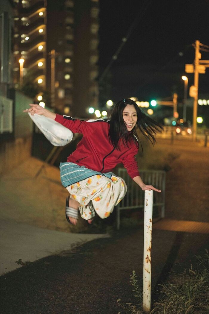 猫のような可愛らしさ！日向坂46 東村芽依（23）、“やんちゃ”な水着姿初解禁！ 5th image