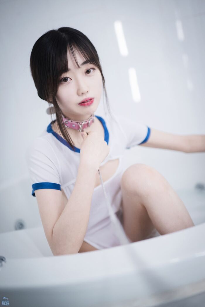 BlueCake Kim Ji-won 김지원 - White One RED. Ver 50th image