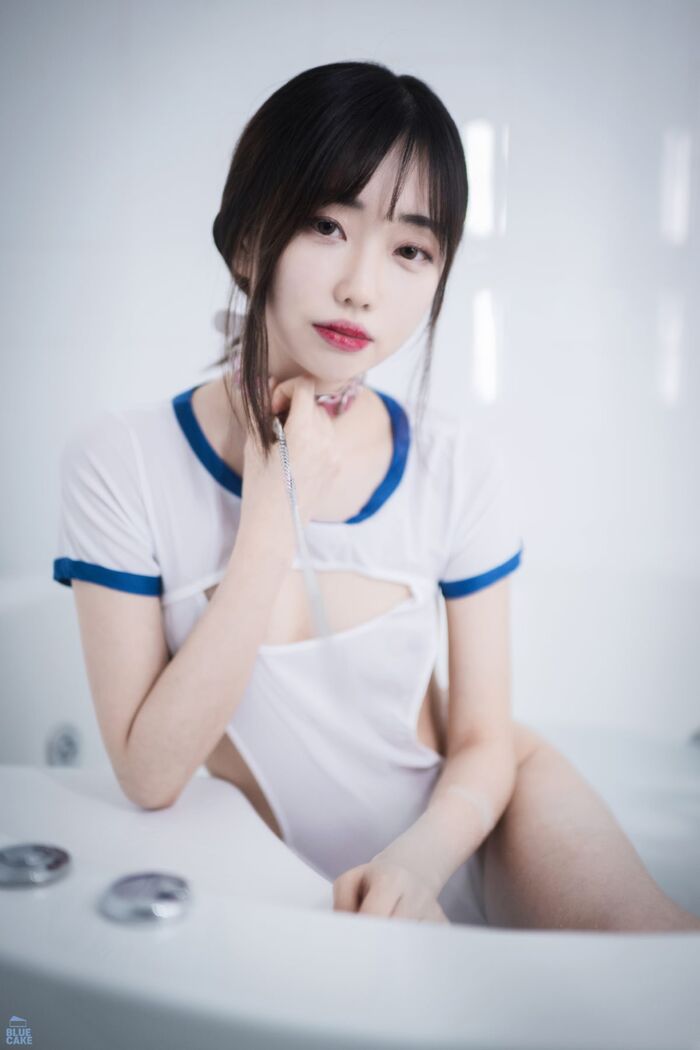 BlueCake Kim Ji-won 김지원 - White One RED. Ver 52th image