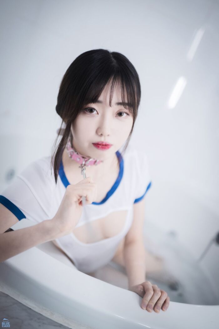 BlueCake Kim Ji-won 김지원 - White One RED. Ver 54th image