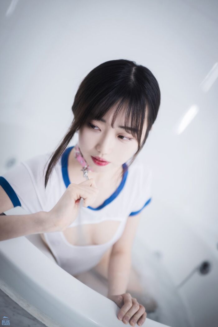 BlueCake Kim Ji-won 김지원 - White One RED. Ver 55th image