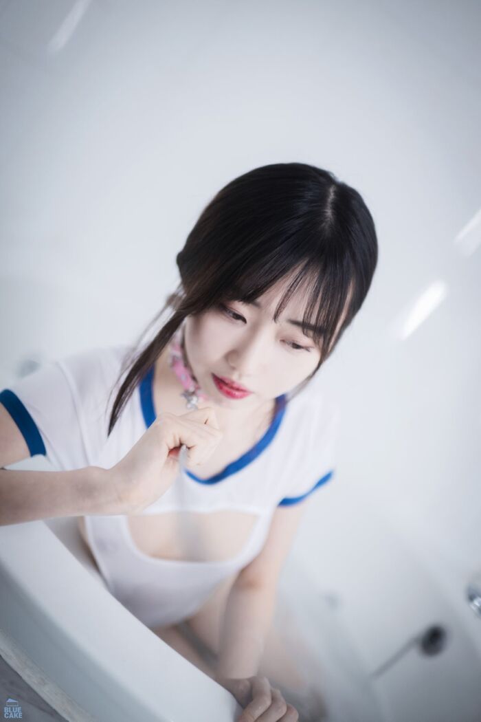 BlueCake Kim Ji-won 김지원 - White One RED. Ver 56th image