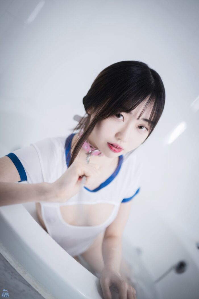 BlueCake Kim Ji-won 김지원 - White One RED. Ver 58th image